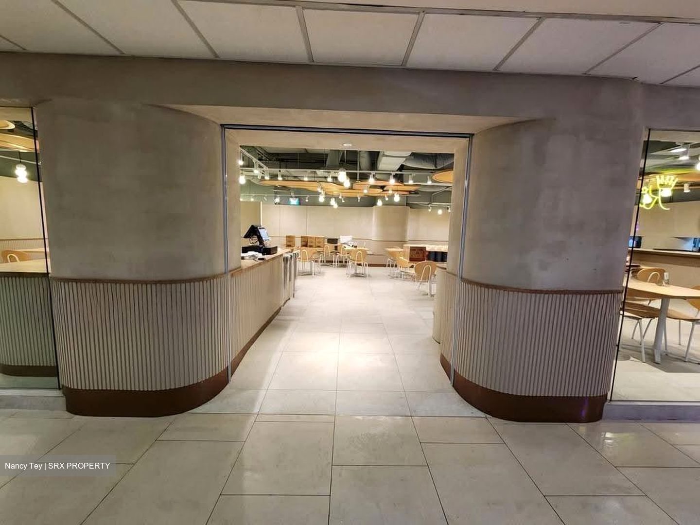 Lucky Plaza (D9), Retail #618127421